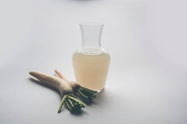 Sağlıklı taze daikon suyu ya da Mooli özlü bardakta çiğ katır suyu.