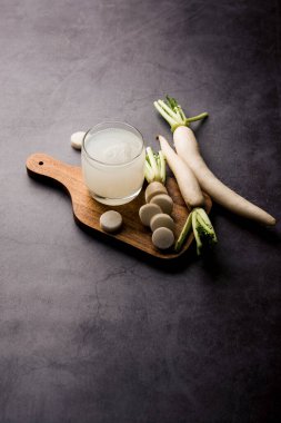 Sağlıklı taze daikon suyu ya da Mooli özlü bardakta çiğ katır suyu.