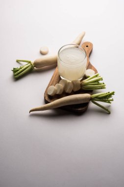 Sağlıklı taze daikon suyu ya da Mooli özlü bardakta çiğ katır suyu.