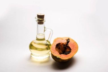 Papaya tohumu yağı ve karamsar arka planda Raw Papita. seçici odak