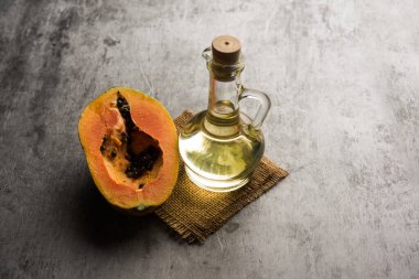 Papaya tohumu yağı ve karamsar arka planda Raw Papita. seçici odak