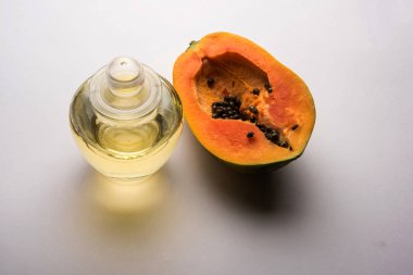 Papaya tohumu yağı ve karamsar arka planda Raw Papita. seçici odak