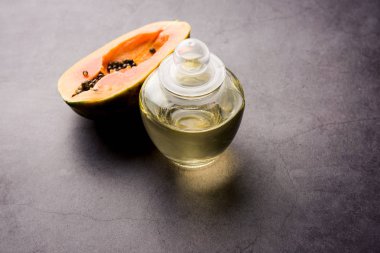 Papaya tohumu yağı ve karamsar arka planda Raw Papita. seçici odak