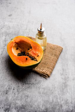 Papaya tohumu yağı ve karamsar arka planda Raw Papita. seçici odak