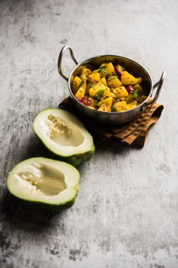 Kaccha Papita Sabji ya da Raw Papaya Sabzi, bir karahi ya da kase içinde servis edilir. seçici odak