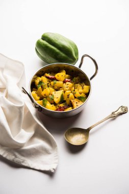 Kaccha Papita Sabji ya da Raw Papaya Sabzi, bir karahi ya da kase içinde servis edilir. seçici odak