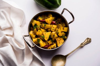 Kaccha Papita Sabji ya da Raw Papaya Sabzi, bir karahi ya da kase içinde servis edilir. seçici odak