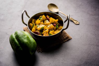 Kaccha Papita Sabji ya da Raw Papaya Sabzi, bir karahi ya da kase içinde servis edilir. seçici odak