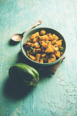 Kaccha Papita Sabji ya da Raw Papaya Sabzi, bir karahi ya da kase içinde servis edilir. seçici odak