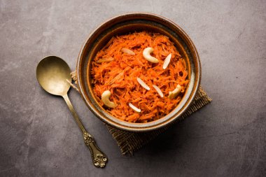 Vermicelli / Semiya Kesari, fındık ve badem gibi kuru meyvelerle süslenmiş, bir kâsede servis edilen popüler bir Hint tatlısıdır.