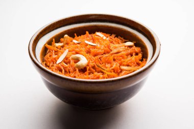 Vermicelli / Semiya Kesari, fındık ve badem gibi kuru meyvelerle süslenmiş, bir kâsede servis edilen popüler bir Hint tatlısıdır.