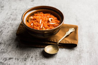 Vermicelli / Semiya Kesari, fındık ve badem gibi kuru meyvelerle süslenmiş, bir kâsede servis edilen popüler bir Hint tatlısıdır.