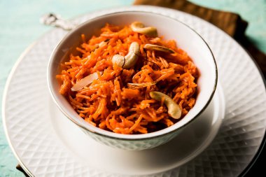 Vermicelli / Semiya Kesari, fındık ve badem gibi kuru meyvelerle süslenmiş, bir kâsede servis edilen popüler bir Hint tatlısıdır.