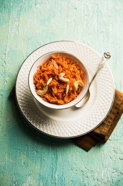 Vermicelli / Semiya Kesari, fındık ve badem gibi kuru meyvelerle süslenmiş, bir kâsede servis edilen popüler bir Hint tatlısıdır.