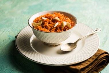 Vermicelli / Semiya Kesari, fındık ve badem gibi kuru meyvelerle süslenmiş, bir kâsede servis edilen popüler bir Hint tatlısıdır.