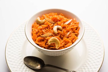 Vermicelli / Semiya Kesari, fındık ve badem gibi kuru meyvelerle süslenmiş, bir kâsede servis edilen popüler bir Hint tatlısıdır.