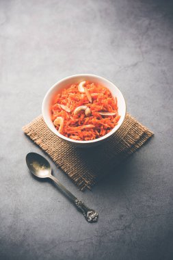 Vermicelli / Semiya Kesari, fındık ve badem gibi kuru meyvelerle süslenmiş, bir kâsede servis edilen popüler bir Hint tatlısıdır.
