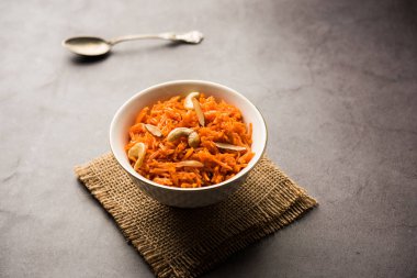 Vermicelli / Semiya Kesari, fındık ve badem gibi kuru meyvelerle süslenmiş, bir kâsede servis edilen popüler bir Hint tatlısıdır.