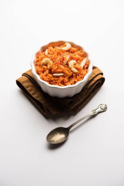 Vermicelli / Semiya Kesari, fındık ve badem gibi kuru meyvelerle süslenmiş, bir kâsede servis edilen popüler bir Hint tatlısıdır.