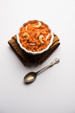 Vermicelli / Semiya Kesari, fındık ve badem gibi kuru meyvelerle süslenmiş, bir kâsede servis edilen popüler bir Hint tatlısıdır.