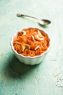 Vermicelli / Semiya Kesari, fındık ve badem gibi kuru meyvelerle süslenmiş, bir kâsede servis edilen popüler bir Hint tatlısıdır.