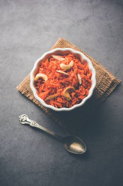 Vermicelli / Semiya Kesari, fındık ve badem gibi kuru meyvelerle süslenmiş, bir kâsede servis edilen popüler bir Hint tatlısıdır.