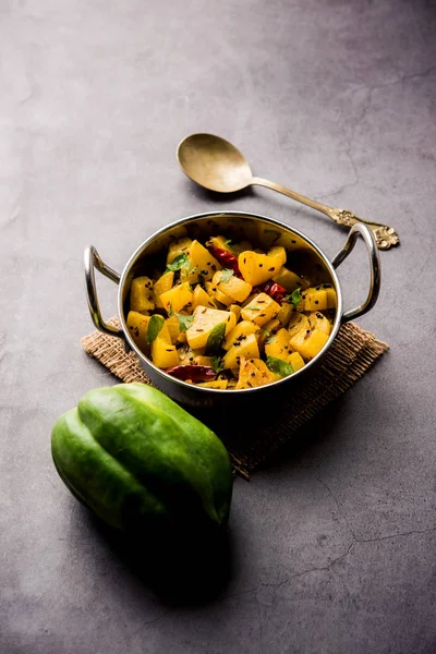 Kaccha Papita Sabji Raw Papaya Sabzi Servido Karahi Tigela Foco — Fotografia de Stock