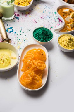 Hindistanın tavuk, paneer yağı masala, naan, jeera pilavı, siyah chana kızartması, jalebi, fujiyama, thandai ve Farsan gibi çeşitli öğle yemeği çeşitlerini gösteren kutsal konsept. 