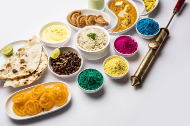 Hindistanın tavuk, paneer yağı masala, naan, jeera pilavı, siyah chana kızartması, jalebi, fujiyama, thandai ve Farsan gibi çeşitli öğle yemeği çeşitlerini gösteren kutsal konsept. 