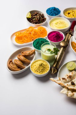 Hindistanın tavuk, paneer yağı masala, naan, jeera pilavı, siyah chana kızartması, jalebi, fujiyama, thandai ve Farsan gibi çeşitli öğle yemeği çeşitlerini gösteren kutsal konsept. 