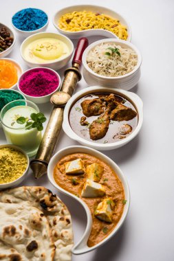 Hindistanın tavuk, paneer yağı masala, naan, jeera pilavı, siyah chana kızartması, jalebi, fujiyama, thandai ve Farsan gibi çeşitli öğle yemeği çeşitlerini gösteren kutsal konsept. 