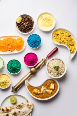 Hindistanın tavuk, paneer yağı masala, naan, jeera pilavı, siyah chana kızartması, jalebi, fujiyama, thandai ve Farsan gibi çeşitli öğle yemeği çeşitlerini gösteren kutsal konsept. 