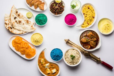 Hindistanın tavuk, paneer yağı masala, naan, jeera pilavı, siyah chana kızartması, jalebi, fujiyama, thandai ve Farsan gibi çeşitli öğle yemeği çeşitlerini gösteren kutsal konsept. 