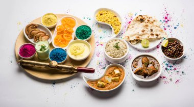 Hindistanın tavuk, paneer yağı masala, naan, jeera pilavı, siyah chana kızartması, jalebi, fujiyama, thandai ve Farsan gibi çeşitli öğle yemeği çeşitlerini gösteren kutsal konsept. 