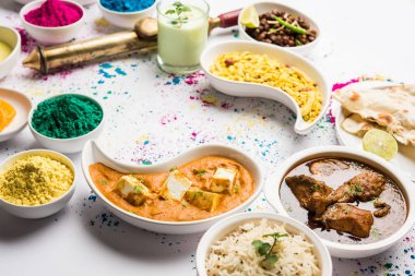 Hindistanın tavuk, paneer yağı masala, naan, jeera pilavı, siyah chana kızartması, jalebi, fujiyama, thandai ve Farsan gibi çeşitli öğle yemeği çeşitlerini gösteren kutsal konsept. 