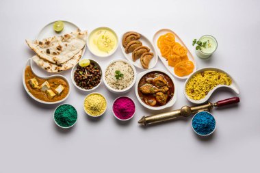 Hindistanın tavuk, paneer yağı masala, naan, jeera pilavı, siyah chana kızartması, jalebi, fujiyama, thandai ve Farsan gibi çeşitli öğle yemeği çeşitlerini gösteren kutsal konsept. 