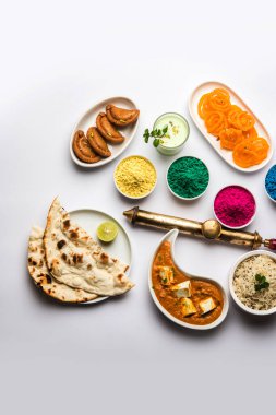 Hindistanın tavuk, paneer yağı masala, naan, jeera pilavı, siyah chana kızartması, jalebi, fujiyama, thandai ve Farsan gibi çeşitli öğle yemeği çeşitlerini gösteren kutsal konsept. 