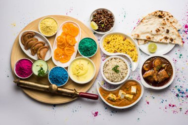 Hindistanın tavuk, paneer yağı masala, naan, jeera pilavı, siyah chana kızartması, jalebi, fujiyama, thandai ve Farsan gibi çeşitli öğle yemeği çeşitlerini gösteren kutsal konsept. 