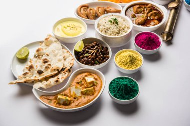 Hindistanın tavuk, paneer yağı masala, naan, jeera pilavı, siyah chana kızartması, jalebi, fujiyama, thandai ve Farsan gibi çeşitli öğle yemeği çeşitlerini gösteren kutsal konsept. 