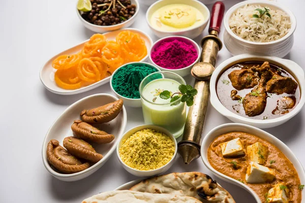 快乐神圣的概念 展示了印度的各种午餐食品 如鸡肉 面团黄油玛莎娜 杰拉米 黑沙纳油炸 茉莉花 仙台和法桑 配上全彩和皮哈丽 — 图库照片