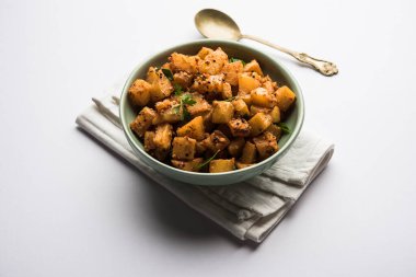 Kaccha Papita Sabji ya da Raw Papaya Sabzi, bir karahi ya da kase içinde servis edilir. seçici odak