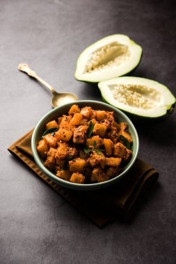 Kaccha Papita Sabji ya da Raw Papaya Sabzi, bir karahi ya da kase içinde servis edilir. seçici odak