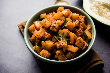 Kaccha Papita Sabji ya da Raw Papaya Sabzi, bir karahi ya da kase içinde servis edilir. seçici odak