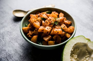 Kaccha Papita Sabji ya da Raw Papaya Sabzi, bir karahi ya da kase içinde servis edilir. seçici odak