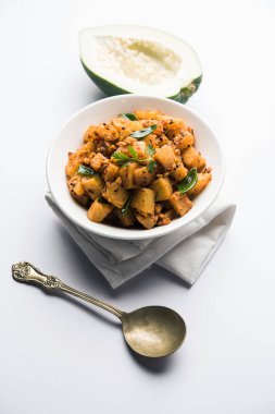 Kaccha Papita Sabji ya da Raw Papaya Sabzi, bir karahi ya da kase içinde servis edilir. seçici odak