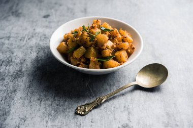 Kaccha Papita Sabji ya da Raw Papaya Sabzi, bir karahi ya da kase içinde servis edilir. seçici odak