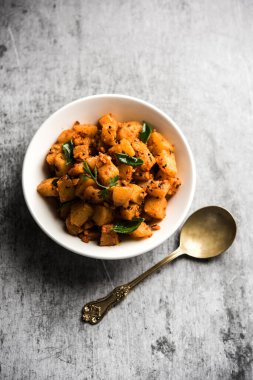 Kaccha Papita Sabji ya da Raw Papaya Sabzi, bir karahi ya da kase içinde servis edilir. seçici odak