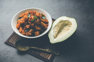 Kaccha Papita Sabji ya da Raw Papaya Sabzi, bir karahi ya da kase içinde servis edilir. seçici odak