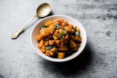 Kaccha Papita Sabji ya da Raw Papaya Sabzi, bir karahi ya da kase içinde servis edilir. seçici odak