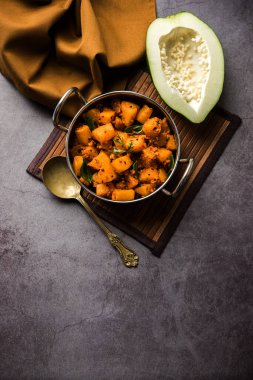 Kaccha Papita Sabji ya da Raw Papaya Sabzi, bir karahi ya da kase içinde servis edilir. seçici odak